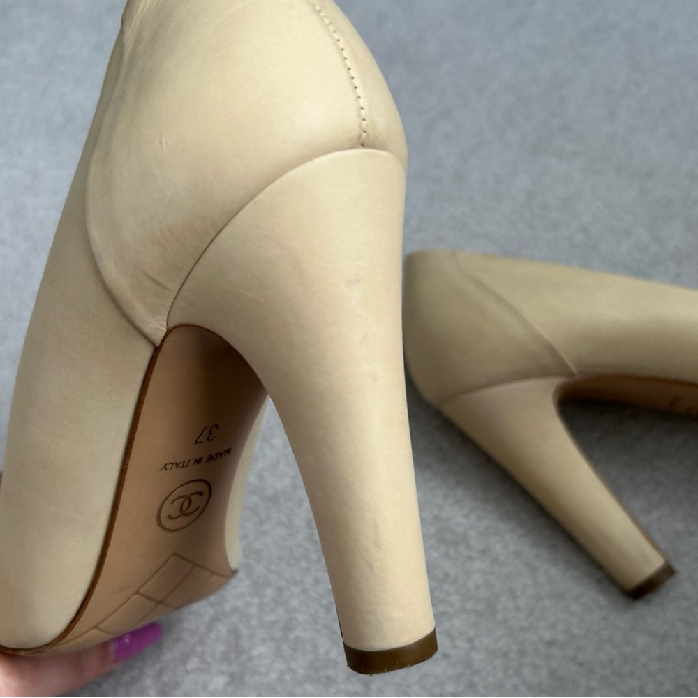 ❗️SOLD❗️ CHANEL Beige And Black Goatskin Cap Toe Heels CC Size 37 US 7 Pumps - Picture 12 of 14